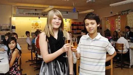 Sara Wallman skålar med Henrik Shadman på Sunnerstaskolan Nobelmiddag.