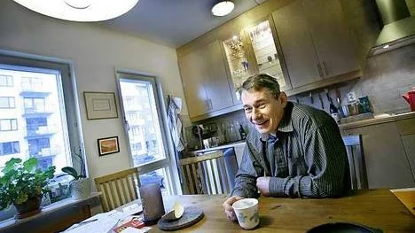 Fredrik Wärnberg trivs bra i sin lägenhet på Kapellgärdet, som är en del av Kvarngärdet. - Det är nära till allt, säger han.
