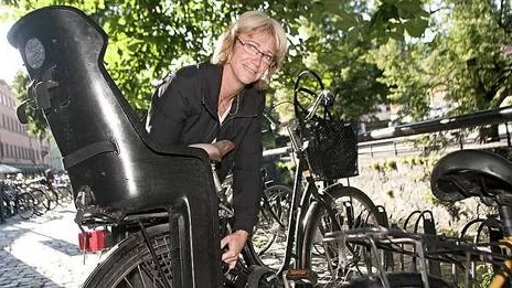 - En gång har jag blivit av med en cykel, som jag hade parkerat vid Centralen. Det vore bra med cykelställ där man kunde låsa fast cyklarna ordentligt. Bättre bevakning skulle nog också hjälpa, men kostar förstås pengar, säger Elvy Dahlsten.