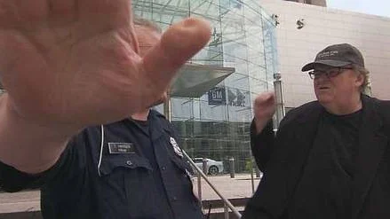 Filmaren Michael Moore förklarar i sin nya och mycket underhållande film att New York-börsen är en brottsplats.