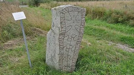 Mellan Rimbo och Norrtälje ligger denna sten som avviker från normerna.
