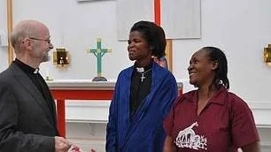 Hans Stigzelius med kyrkoherde Pamela Zororai Simani och barnmorska Vimbainashe Maposa från Zimbabwe.
