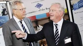 Kommunminister Mats Odell och presidenten för EU:s regionkommitté Luc Van den Brande i samspråk i rulltrappan