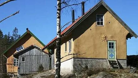 Kanske kommer ungdomsbostäderna i Knivsta att se ut ungefär så här. De här privatägda husen ligger i norra Bohuslän. Annars har metoden mest provats i Danmark och Norge.