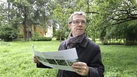 Mäklaren Kent Lindström visar var de nya bostadsrätterna ska ligga.
