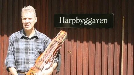 Nyckelharpsbyggaren Sören Åhker i sin verkstad i Hållnäs