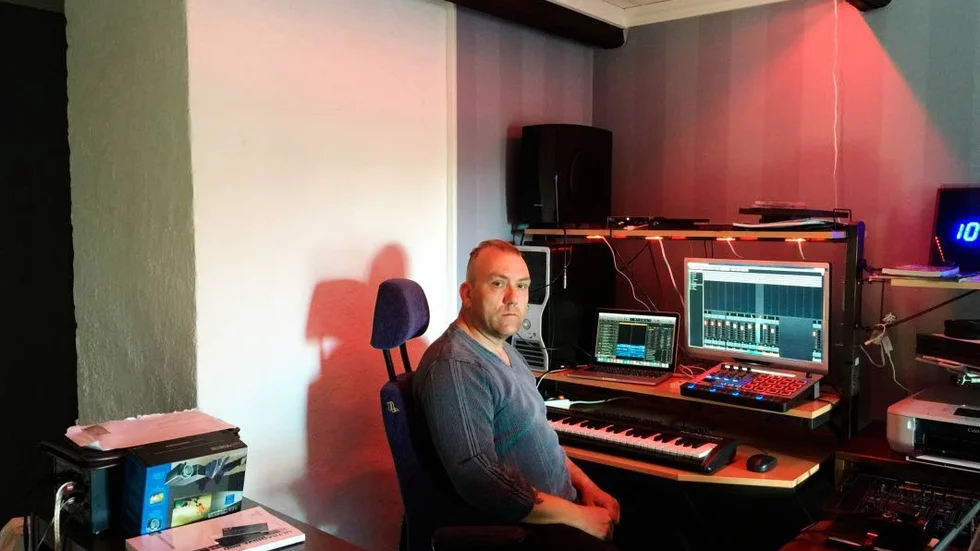 Producerar musik. Studion är inhyst i stallet som blev familjens hem i Ersta.
