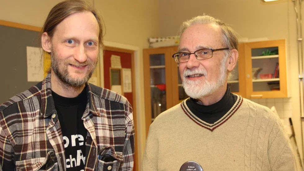 Johan Elfström och Gunnar Greek är två av volontärerna i räknestugan i Knivsta.