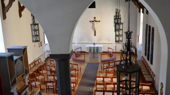 Solo. Efter deras framträdande i Musikhjälpen spelade Ola Salo här i Samariterhemmets kyrka.