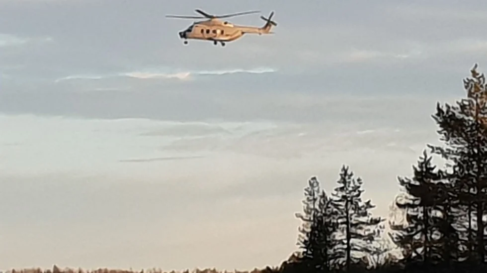 Räddningstjänsten undsatte skridskoåkaren med hjälp av en specialbyggd iseka. Därefter fördes skridskoåkaren med helikoptern till ambulansen.