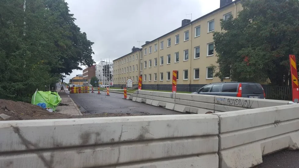 Residensgatan är i rusningstrafik tämligen hårt trafikerad, inte minst är det många bussar som ska passera förbi gymnasiebyn.