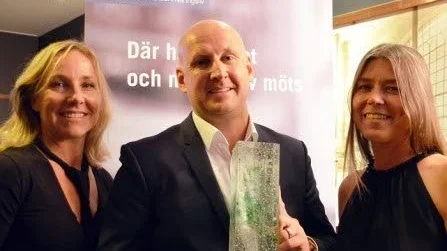 Prisad. Christoffer Bergfors, vinnare av Hållbart Ledarskap 2017, flankerad av Ylva Öhrnell (till vänster i bild) styrelseordförande i NMC och av Kristina AtKisson (till höger i bild) generalsekreterare i NMC.