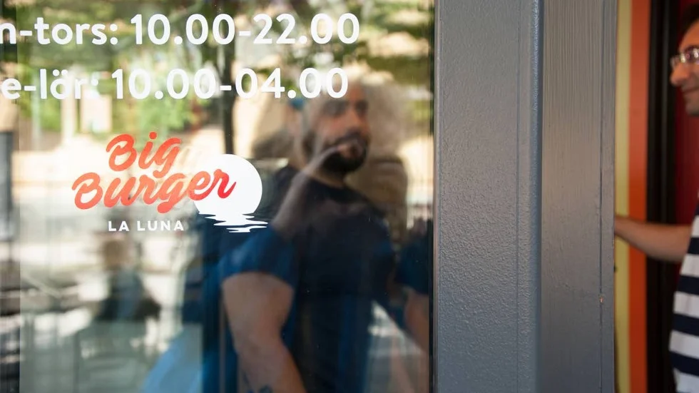Big burger la luna är nu öppet.