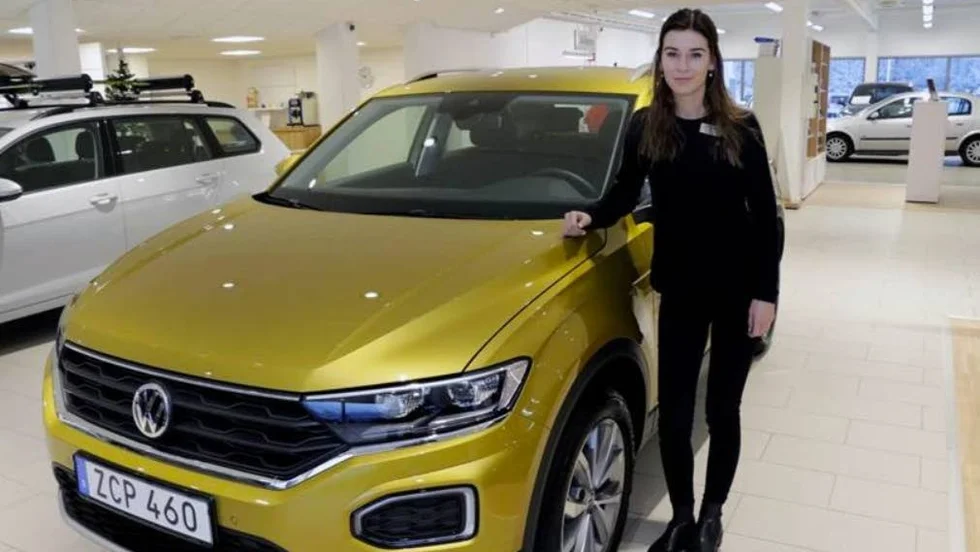 SÄLJER BRA. "En bästsäljare", säger Anna Nilsson, säljare vid Norrlands Bil om VW T-Roc - en fyrdjulsdriven suv.