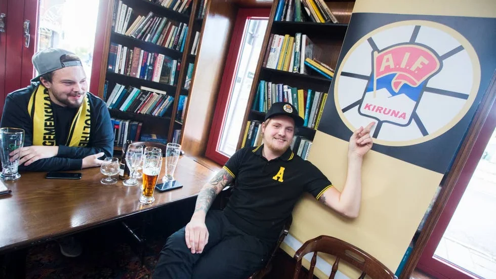 Klackledaren Kalle Johansson visar stolt upp AIF-flaggan.