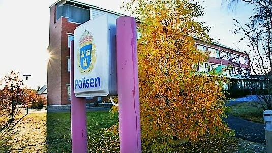 Polisens utredare ska enligt vad Norrbottens Media erfar ha hämtat in en man till polishuset i Gällivare misstänkt för inblandning i den misstänkta gruppvåldtäkten i helgen.