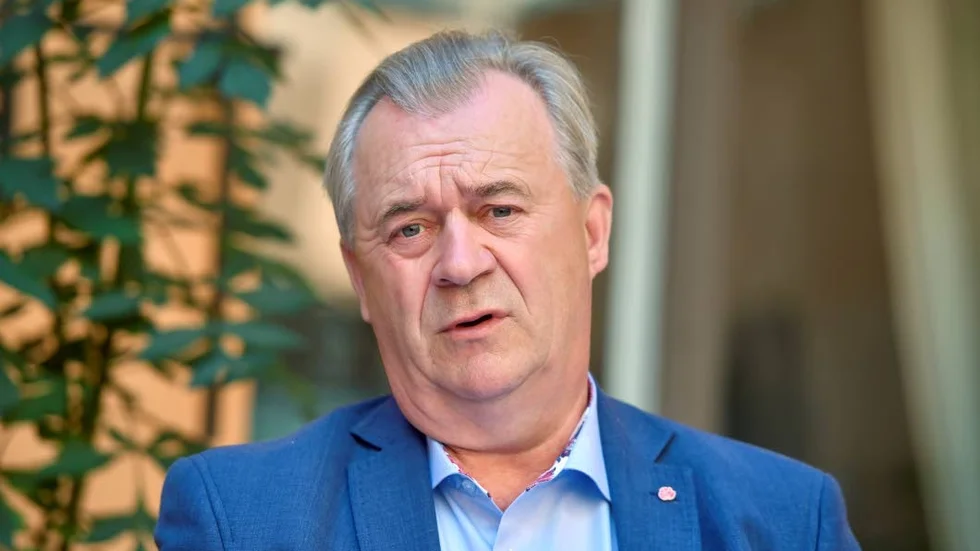 Centerpartiets förslag skulle riskera att skapa nya klyftor, enligt landsbygdsminister Sven-Erik Bucht (S).