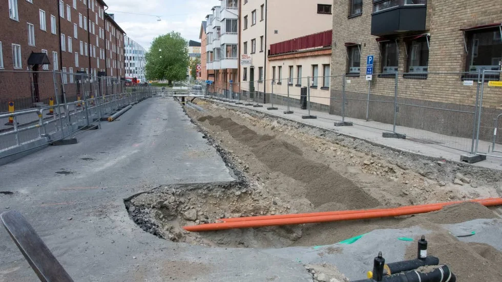 På Sandviksgatan i Luleå har det i sommar arbetats med att byta ut fjärrvärmerören men det som orsakade tisdagskvällens dån och vibrationer i fastigheterna var en djupfräs som fräste upp asfalten på gatan. Inom kort kommer kommunen lägga ny beläggning, göra cykelbana och ordna ny trottoar.