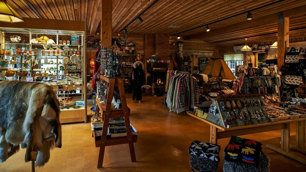 I Storforsen shop får lokala konstnärer och hanverkare chansen att sälja sina alster.