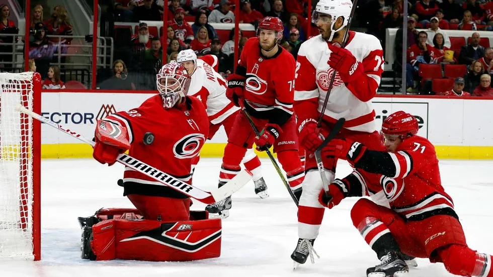 Lucas Wallmarks Carolina Hurricanes föll mot Detroit Red Wings efter straffar, trots att laget hade 52 skott på mål.