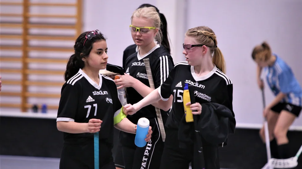 Natalia Sliwa och hennes lagkamrater i Libk F06-F08 pustar ut efter avslutad match mot Skövde IBF. Detta i en av alla matcher under helgens Floorball Games.