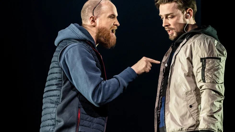 Harry Friedländer (t v) var den som satte ned foten och från scenen meddelade att premiären av "Bra där!" skulle pausas. Till höger ses Petter Roman Waldemarsson.