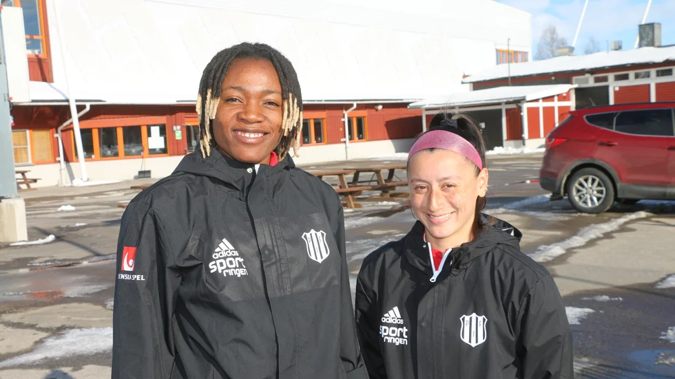 PIF-duon Anam Imo och Katrina Guillou skiner ikapp med vårsolen på LF Arena. Match mot Kristianstad för tjejerna på söndag. Sedan väntar landslagsuppdrag för Imo i Nigerias dress i Kanada och för Guillou i Fillippinernas i Australien.