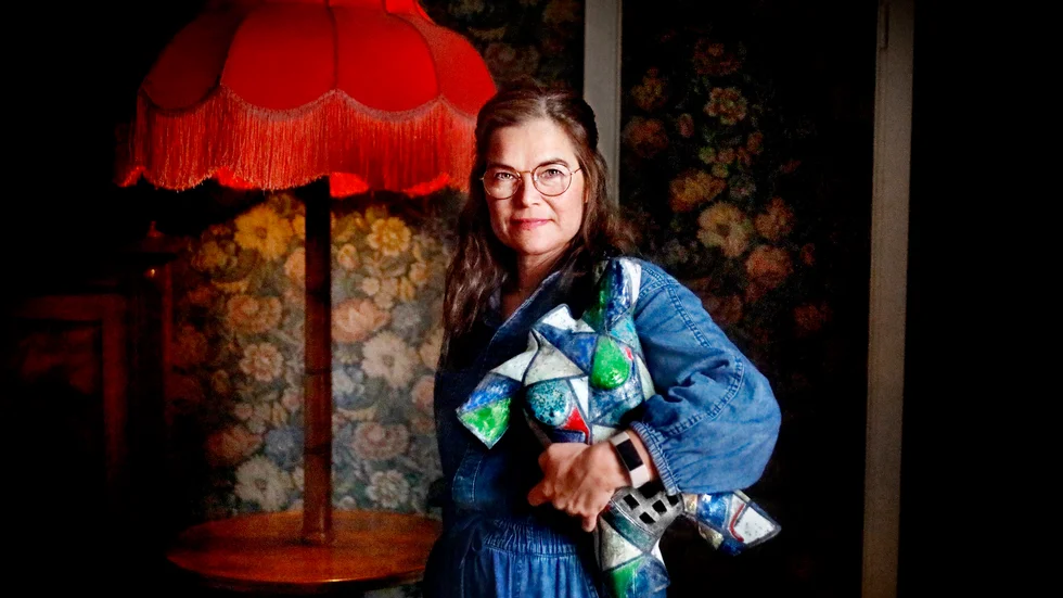Hobbykeramikern hämtar inspiration från möten med människor. Eller så vänder Anette Beiron blicken mot sig själv. "Det här är jag, man kan ställa ett ljus 'där nere'".