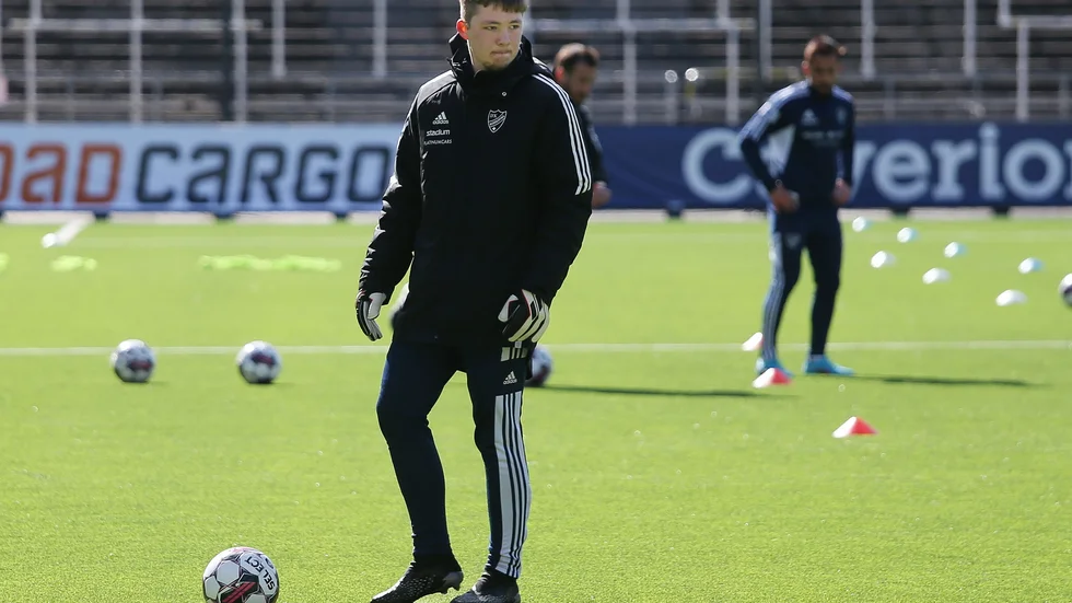 Axel Lindgren är med för att se och lära som målvaktstränare i IFK:s A-trupp.