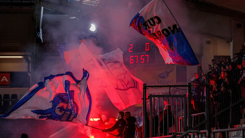 IFK Norrköpings supportrar med bengaler under fotbollsmatchen i Allsvenskan mellan Häcken och IFK Norrköping den 18 oktober 2021 i Göteborg.