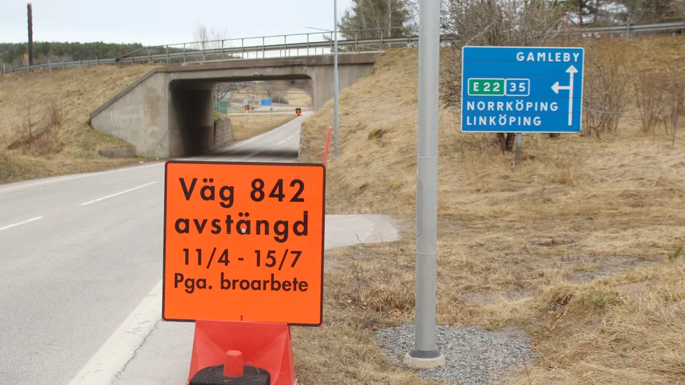Här ska E22-bron repareras, på infarten till Gamleby.