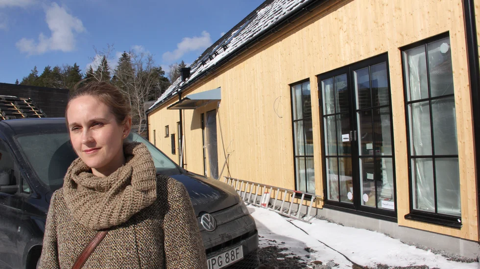 "Tack vare att kommunen har engagerat sig börjar vi nu känna hopp, men det är stressande att inte veta vart vi ska ta vägen eller hur lång tid vi kanske måste bo någon annanstans. Våra yngsta barn går i förskola och förskoleklass i Knivsta så det är svårt att flytta runt, eller att hitta någon bostad på kort tid", säger Paola Oras.