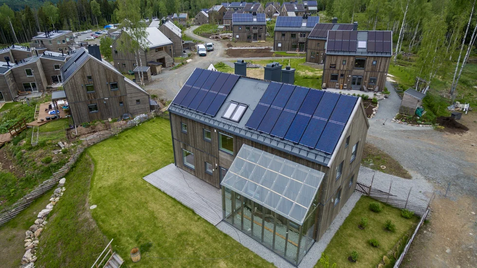 Solcellspaneler på varje hus i detta norska bostadsområde. Helt rätt väg att gå, anser Catrin Gisslin.