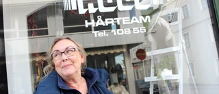 50 år med saxen i handen – dags för pension för Ragna • En mångsidig salong – med både boxning och "raffiga underkläder"