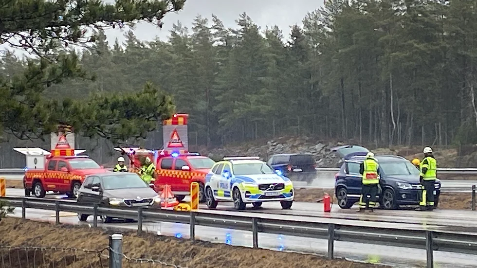 En personbil körde in i vajerräcket på E4 i höjd med Sillekrog.