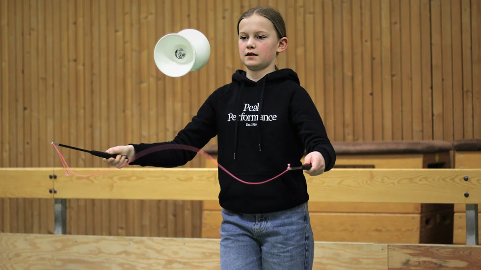 Julia Ekeflo provar på cirkuskonster. Workshopen är rolig, tycker hon. 