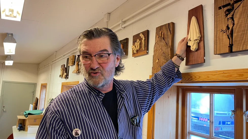 Håkan Jansson med en del av korsvandringen som han gjort till domkyrkan.