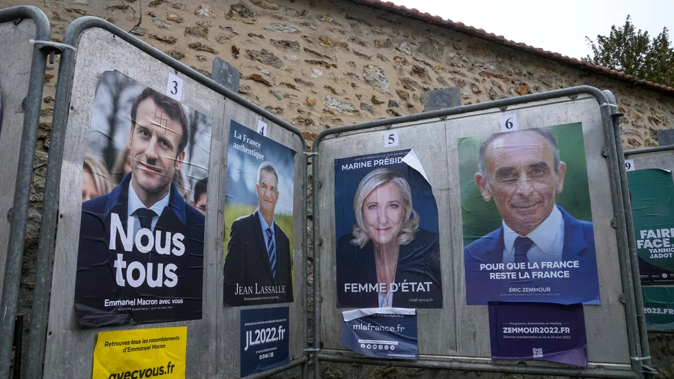 Valaffischer inför presidentvalet i Frankrike där president Emmanuel Macron (längst till vänster) väntas få med sig Marine Le Pen (andra från höger) till den avgörande andra valomgången.
