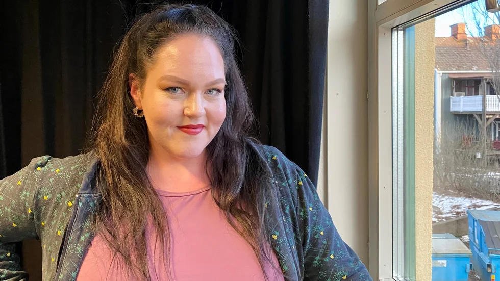 Linda Råsberg har flyttat "hem" och gör sig nu redo för för premiären med Katrineholmsrevyn som ska spela fyra föreställningar på Safiren i påsk. I en intervju berättar hon om åren i i Skåne och Stockholm, och hur hon utvecklats såm sångare. 