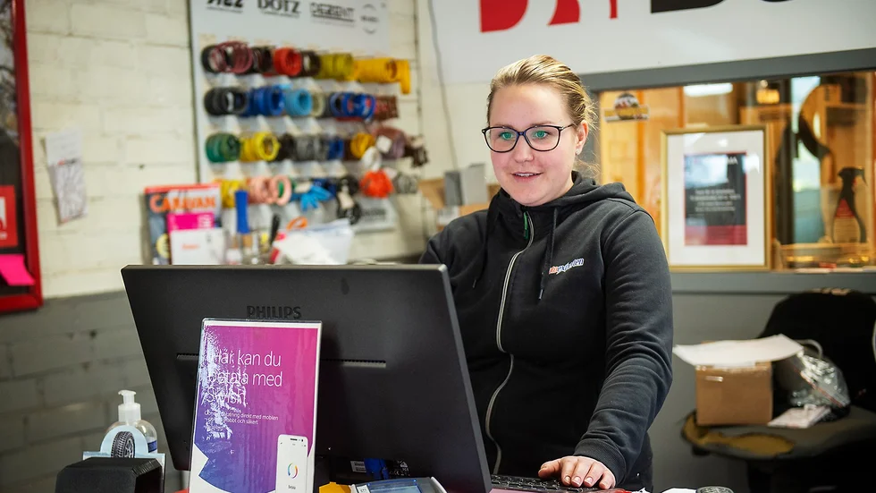 Johanna Rehn på Rehns gummi i Nyköping har fått många avbokningar på byte till sommardäck.