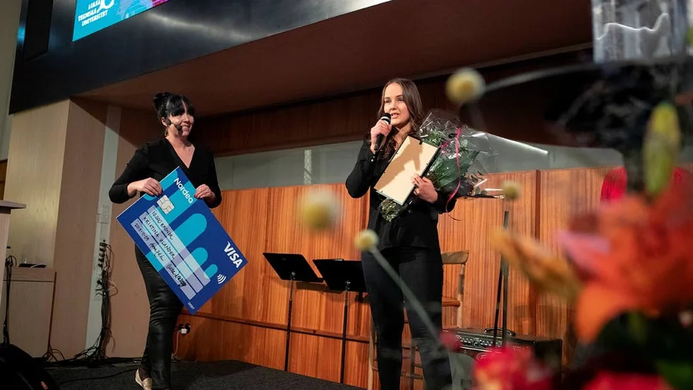 Kristina Ulander mottar pris för Årets Innovatör student vid Luleå tekniska universitet 2019.