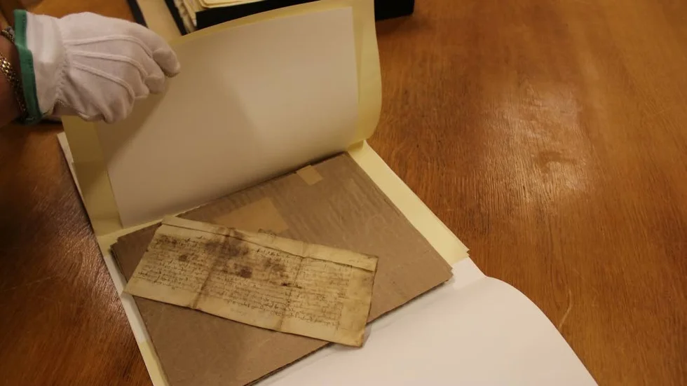 Den här handlingen från 1421 berättar om den jordbrukare som köpte Harviks gård av den dåvarande svenska drottningen.
