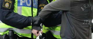 Aggressiv man greps i centrum