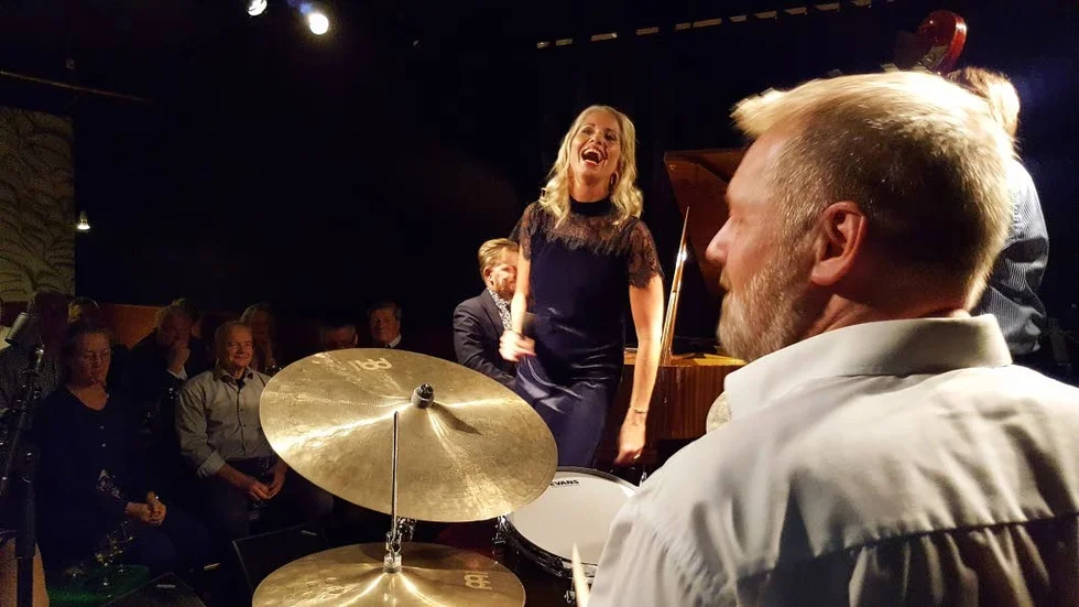 Viktoria Tolstoy var på ett strålande humör när Jazzbaren drog i gång höstterminen. Rasmus Kihlberg på trummor, Martin Sjöstedt på piano och basisten Mattias Svensson visade med eftertryck vilka skickliga musiker de är.