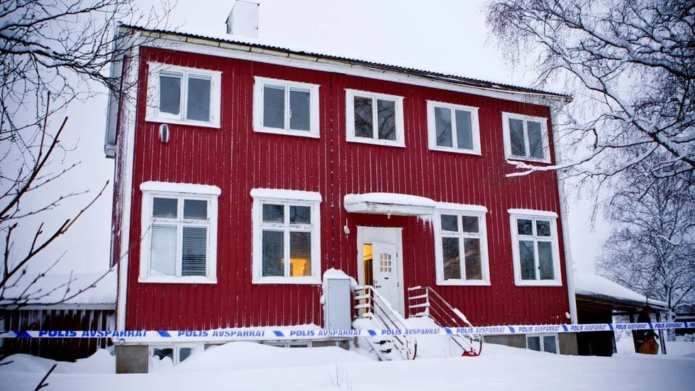 Skolhuset i Älglund där juriststudenten hölls fången.