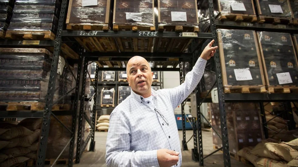 Lindvalls kaffes överproduktion av värme släpps i dag ut i luften och lokalen värms med oljepanna. Men nu ska de ta tillvara värmen från rosteriet i stället. På bilden vd Ulf Lindvall. (arkivbild