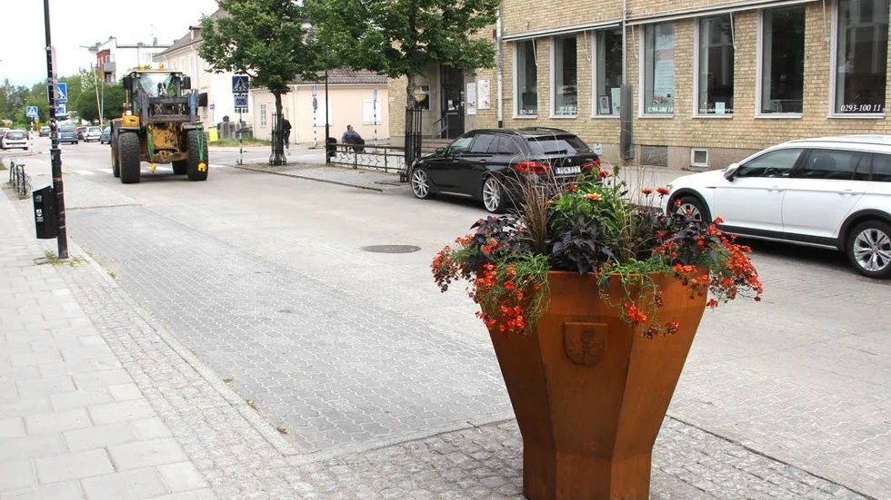 Två höga järnurnor med fina blomsterarrangemang lyser upp Centralgatan i Tierp.