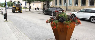 Järnurnor med blomster pryder gata