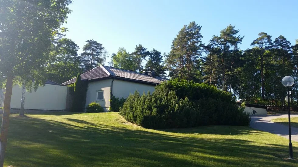 Personal- och ekonomibyggnaderna på S:t Olofs kyrkogård kommer att ersättas med nya lokaler i Hagalund.