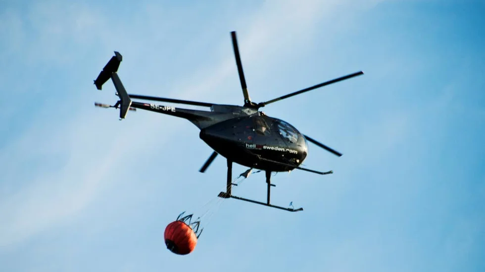 Branden ska vattenbombas med helikopter.